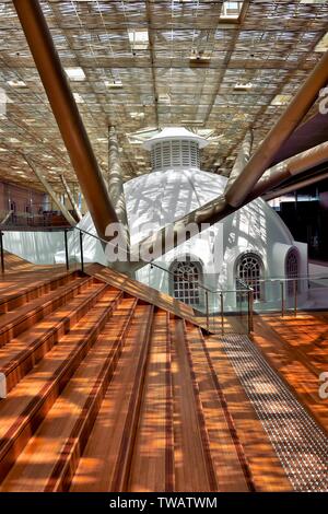 Singapur - 15. Mai 2019: Innenraum Südostasiatischer Galerie der National Gallery Singapur mit starken Design Elemente und Sonnenlicht Stockfoto