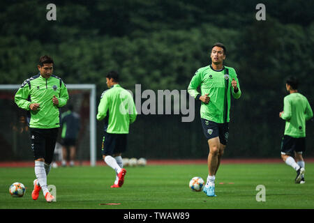 Kim Shin-wook von Südkorea der Jeonbuk Hyundai Motors FC in einer Trainingseinheit vor dem Achtelfinale gegen Chinas Shanghai SIPG F.C. während der AFC Champions League 2019 in Shanghai, China, 18. Juni 2019. Stockfoto