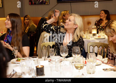 Absolute Radio DJ, Claire Sturgess besucht die "Ladies, die Rock'Nächstenliebe Mittagessen in London am 18. Juni 2019. Stockfoto