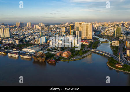 Am frühen Morgen Luftaufnahme der Ho Chi Minh Stadt (Saigon) Finanz- und Geschäftsviertels 1 am Ufer des Saigon River in Vietnam. Stockfoto