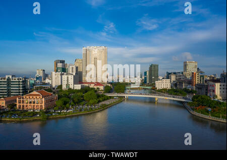 Am frühen Morgen Luftaufnahme der Ho Chi Minh Stadt (Saigon) Finanz- und Geschäftsviertels 1 am Ufer des Saigon River in Vietnam. Stockfoto