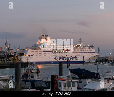 Die Brittany Ferries Fähre im Hafen bei Sonnenuntergang Stockfoto