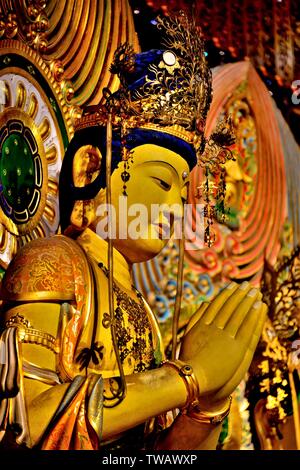 In der Nähe von alte Statue des Buddha in der Meditation mit satten Farben und Details sitzen Stockfoto