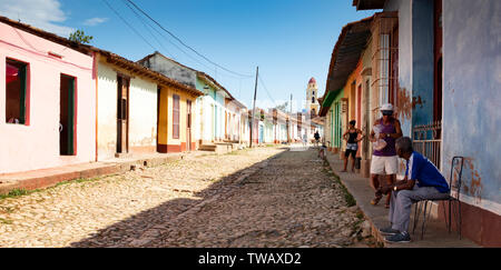 Sie suchen eine Straße in Trinidad Kuba zwischen den Häusern. Stockfoto