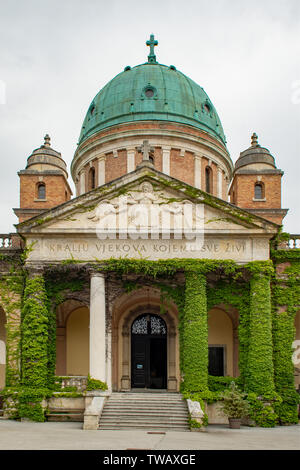 Eingang zur Kirche an Mirogoj Friedhof Eingang, Zagreb, Kroatien. Stockfoto