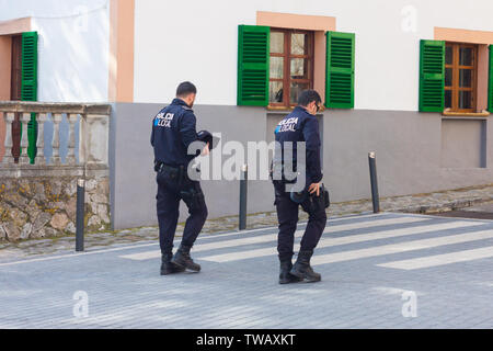 ESPORLES, SPANIEN - 17. FEBRUAR 2018: Zwei Polizisten patrouillieren in Esporles Stockfoto