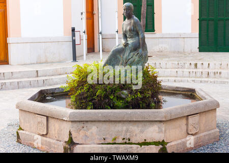 ESPORLES, SPANIEN - 17. Februar 2018: "La filadora' Skulptur von klimentina Caubet in Esporles, Mallorca, Balearen, Spanien Stockfoto