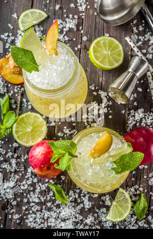 Sommer Eistee Pfirsich Tee mit Minze, Limette und crushed Eis, Holz- Background Copy space Stockfoto