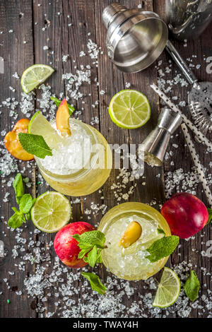 Sommer Eistee Pfirsich Tee mit Minze, Limette und crushed Eis, Holz- Background Copy space Stockfoto