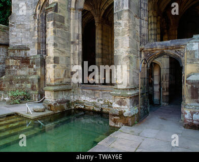 Heilung gut und Baden Pool außerhalb der Unteren Kapelle mit sternförmigen inner Badewanne in der Krypta von St. Winifred's Chapel, Holywell, Wales. Stockfoto