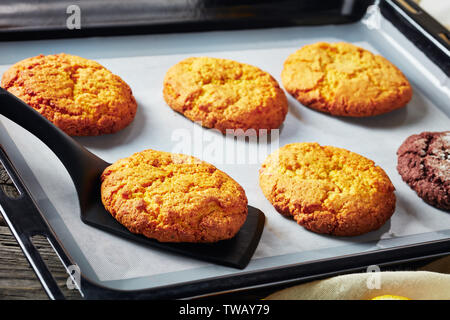 Close-up Crinkle Cookies. Risse Zitrone Kekse. Schokolade Kekse, Zitrone crinkle Cookies auf ein Backblech, Ansicht von oben Stockfoto