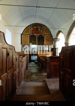 St Petrock's Kirche, parracombe Churchtown, Devon. Bildschirm und Altar von aufgeworfen, die Bänke am West End Unberührte georgischen Interieur. Stockfoto