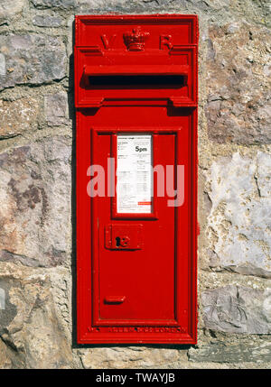 Viktorianischen roten Briefkasten im Pfarrhaus an der Wand montiert, Cwm Dorf, Denbighshire, North Wales. Zweisprachige Sammlung unterzeichnen. Stockfoto