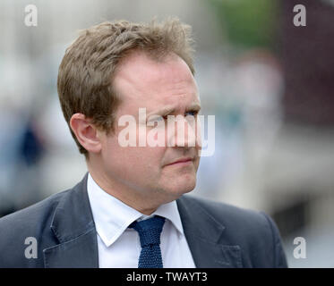 Tom Tugendhat MP (Con: Tonbridge und Malling) außerhalb des Parlaments, Juni 2019. Der ehemalige Offizier in der Armee und der Vorsitzende des Auswaertigen Ausschusses wählen Stockfoto