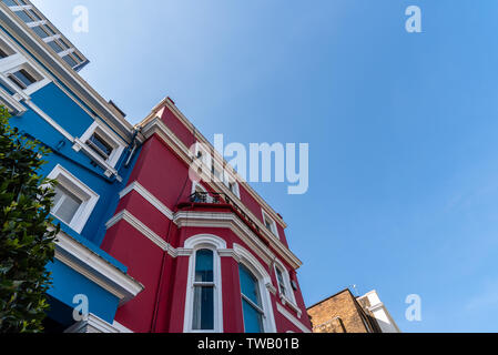 Bunte Stadthäuser in Notting Hill, London, England, UK. Low Angle View gegen Sky Stockfoto