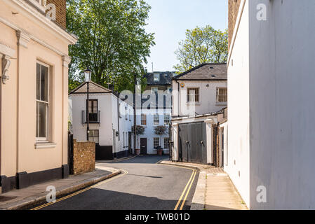 Stadthäuser in Gasse in Notting Hill, einem Stadtteil im Westen von London im Bezirk von Kensington und Chelsea, England, Großbritannien Stockfoto