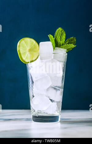 Eis in ein Glas auf den Tisch. bereit, einen Sommer cocktail bar Zubehör zu machen. Stockfoto