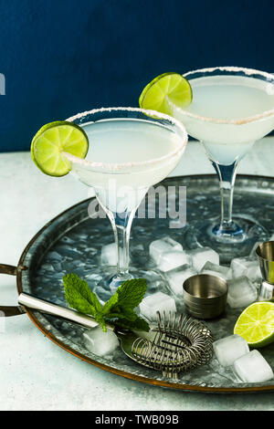 Classic Margarita Cocktail auf den Tisch mit bar Zubehör. Stockfoto