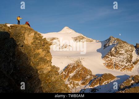 Österreich, Tirol, Stubaier Alpen, Bergsteiger vor dem Pfaffenschneid. Stockfoto