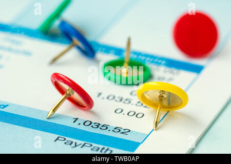 Bunte push Pins auf Lohn oder Gehalt Hintergrund Stockfoto