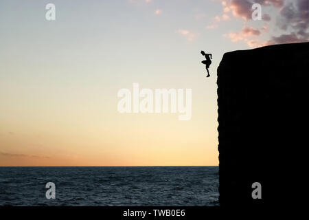 Eine junge Israeli arabischer Mann springen die Mauern der alten Stadt in das Mittelmeer in Akko oder Acre Norden Israels Stockfoto