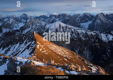 Österreich, Tirol, Karwendelgebirge, Abendstimmung am Sonnjoch (Pass). Stockfoto