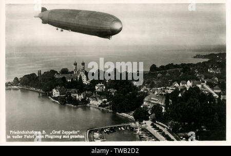 Der Graf Zeppelin fliegt über Friedrichshafen Stockfoto