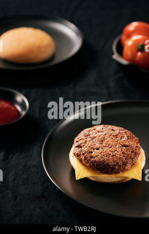 Frische leckere Burger auf Teller mit mit Pommes frites, Ketchup Stockfoto