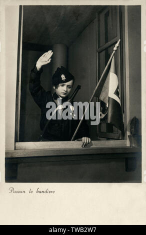 WW2 - faschistische italienische Propaganda - junger Patriot salutiert Stockfoto