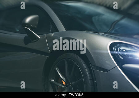 Nahaufnahme der grauen Sport Auto Scheinwerfer. Stockfoto