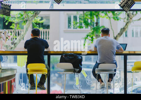 Freelancer in Cafés. Stockfoto