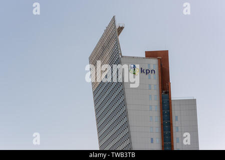 Rotterdam, Niederlande - 18 April 2019: KPN Tower gegen den klaren Himmel im Zentrum der Stadt Stockfoto