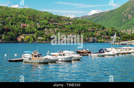 Viele Yachten und Boote im Hafen von Como, Italien. Stockfoto