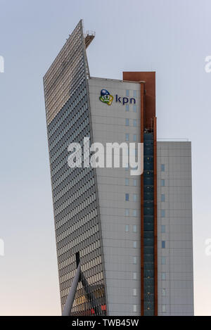 Rotterdam, Niederlande - 18 April 2019: KPN Tower gegen den klaren Himmel im Zentrum der Stadt Stockfoto