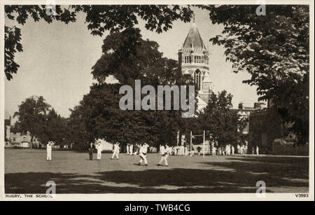 Die spielfelder der Rugby School, wo das Spiel von Rugby football angeblich Wenn ein Schüler (William Webb Ellis) bis der Ball aufhob und lief mit ihr während einer Schule Fußballspiel im Jahr 1823 gestartet wurde. Rugby School ist ein Tag und Boarding Co-educational Independent School in Rugby, Warwickshire, England. Es ist eine der ältesten unabhängigen Schulen in Großbritannien. Datum: ca. 1940 s Stockfoto