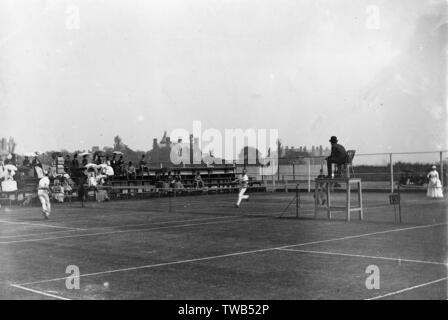 Charlotte (Lottie) Dod (1871-1960), englischer Tennisspieler, die Teilnahme an der Nördlichen Turnier, Manchester, Juni 1889, in einem gemischten Doppel mit John Charles Kay gegen Blanche Bingley und Ernest Renshaw, das Sie und Ihr Partner gewonnen. Sie war die jüngste Frau, die Ladies' singles Meisterschaft in Wimbledon im Jahre 1887 im Alter von 15 Jahren 1889 zu gewinnen Stockfoto