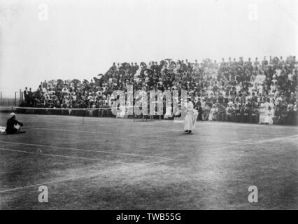 Charlotte (Lottie) Dod (1871-1960), englischer Tennisspieler, die Teilnahme an der Nördlichen Turnier, Manchester, 22. Juni 1889, in einem Match gegen Blanche Bingley, die Sie gewann. Sie war die jüngste Frau, die Ladies' singles Meisterschaft in Wimbledon im Jahre 1887 im Alter von 15 Jahren 1889 zu gewinnen Stockfoto