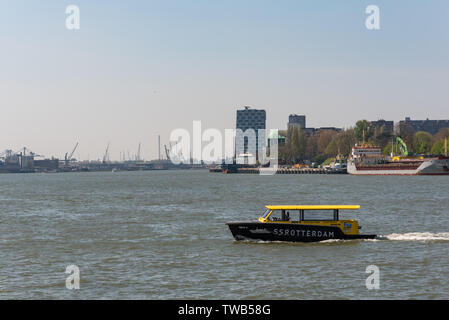 Rotterdam, Niederlande - 18 April 2019: Wassertaxi Beschleunigung über die Neue Maas mit Stadt Gebäude im Hintergrund Stockfoto