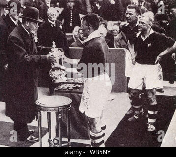 FA-Cup-Finale 1934 – Cup wird den Gewinnern in Manchester City überreicht Stockfoto