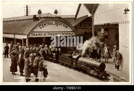 Urlauber genießen Sie eine Fahrt mit der kleinen Bahn, Marine Lake, Rhyl, North Wales. Datum: 1937 Stockfoto