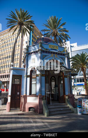 Las Palmas. Gran Canria, Spanien - 31. Dezember 2017. Park de San Telmo mit einer modernistischen Kiosk, von Rafael Massanet, heute verwendeten fo projiziert Stockfoto