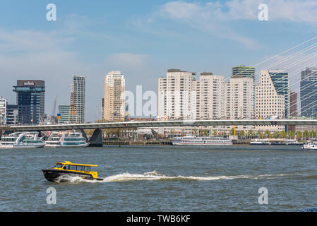 Rotterdam, Niederlande - 18 April 2019: Wassertaxi Beschleunigung über die Neue Maas mit Stadt Gebäude im Hintergrund Stockfoto