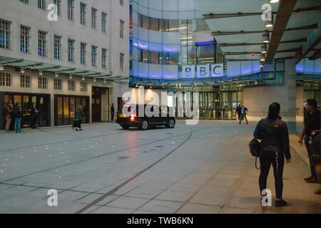 Ein Blick auf die neuen Broadcasting House in London während des Protestes. Anti-Brexiteers außerhalb der Häuser des Parlaments haben protestiert, als eine Stimme für die Konservative Partei Führung stattfand. Die Demonstranten hielten große Fahnen, Plakate, und rief bei pro-Brexit Mitglieder des Parlaments. Die Läufer der nächste Ministerpräsident zu werden Boris Johnson, Jeremy Hunt, Michael Gove, Rory Stewart, und Sajid Javid, nahm später an einer Fernsehdebatte in der Neuen BBC Broadcasting House. Aktivisten laute Musik gespielt, wie MPs waren vor der Kamera interviewt. Stockfoto