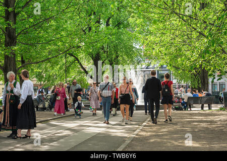 Norwegen Menschen, Aussicht im Sommer der Norwegischen Menschen zu Fuß durch Olaf Ryes Plass - ein Park im Stadtteil Grunerlokka Oslo, Norwegen. Stockfoto