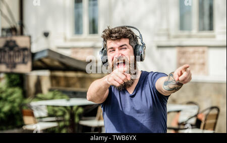 Reifen Hipster mit Bart. Musik Fan. Mit seiner Arbeit zufrieden. Genießen Sie die Musik. Bärtiger Mann. Genießen Sie Arbeit Musik. Ruhig. Stil und Musik ist seine Leidenschaft. Selbstbewusst und schön brutalen Mann. Stockfoto
