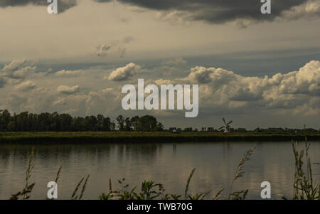 Verträumter fantasie Wolken und ruhigen Landschaft am Wasser Stockfoto