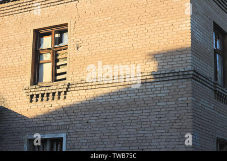 Zertrümmerte ein Schuß von einem alten Backsteingebäude im Donbass in der Ukraine Stockfoto