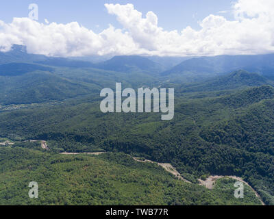 Die Kurven der mountain river in die bewaldeten Berge. Stockfoto