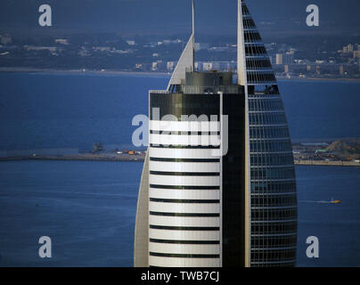 Moderne Regierungsbehörde Form Segel Gebäude in Haifa, Israel, auf dem Hintergrund eines blauen Himmels, den Hafen und das Mittelmeer. Administrative Zentrum. Stockfoto