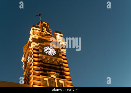 Clock Tower von Flinders Street Bahnhof in der Abenddämmerung. Stockfoto